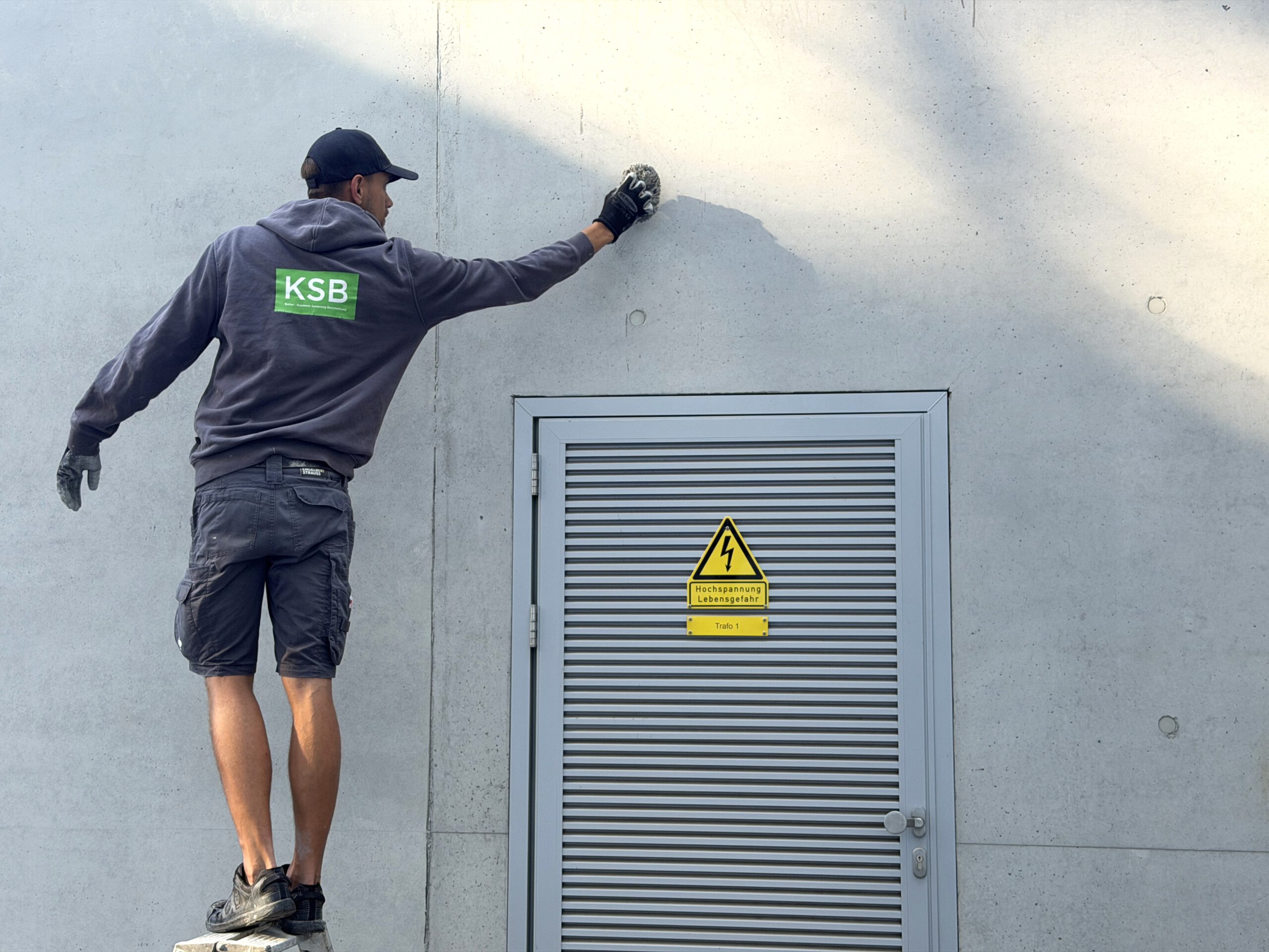 KSB-Mitarbeiter bei Sichtbetonkosmetik an einer Trafostation